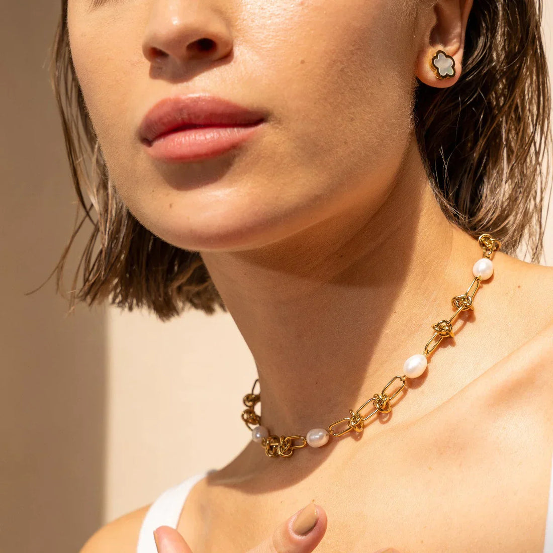 Knot and Pearl Necklace Plated in 18k Gold