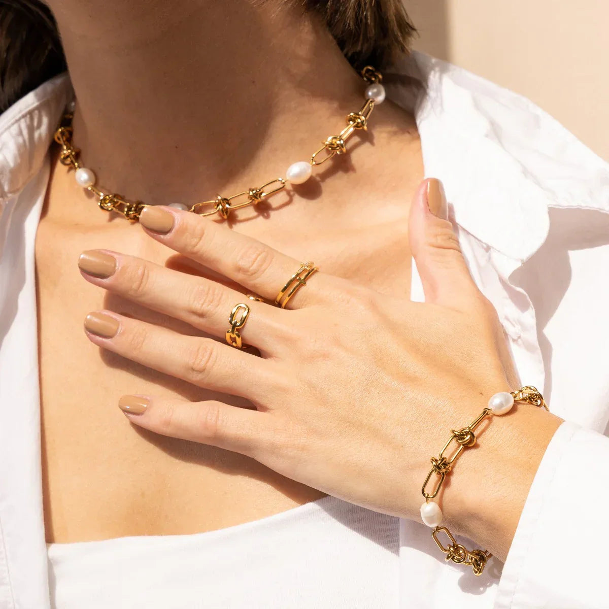 Knot and Pearl Necklace Plated in 18k Gold