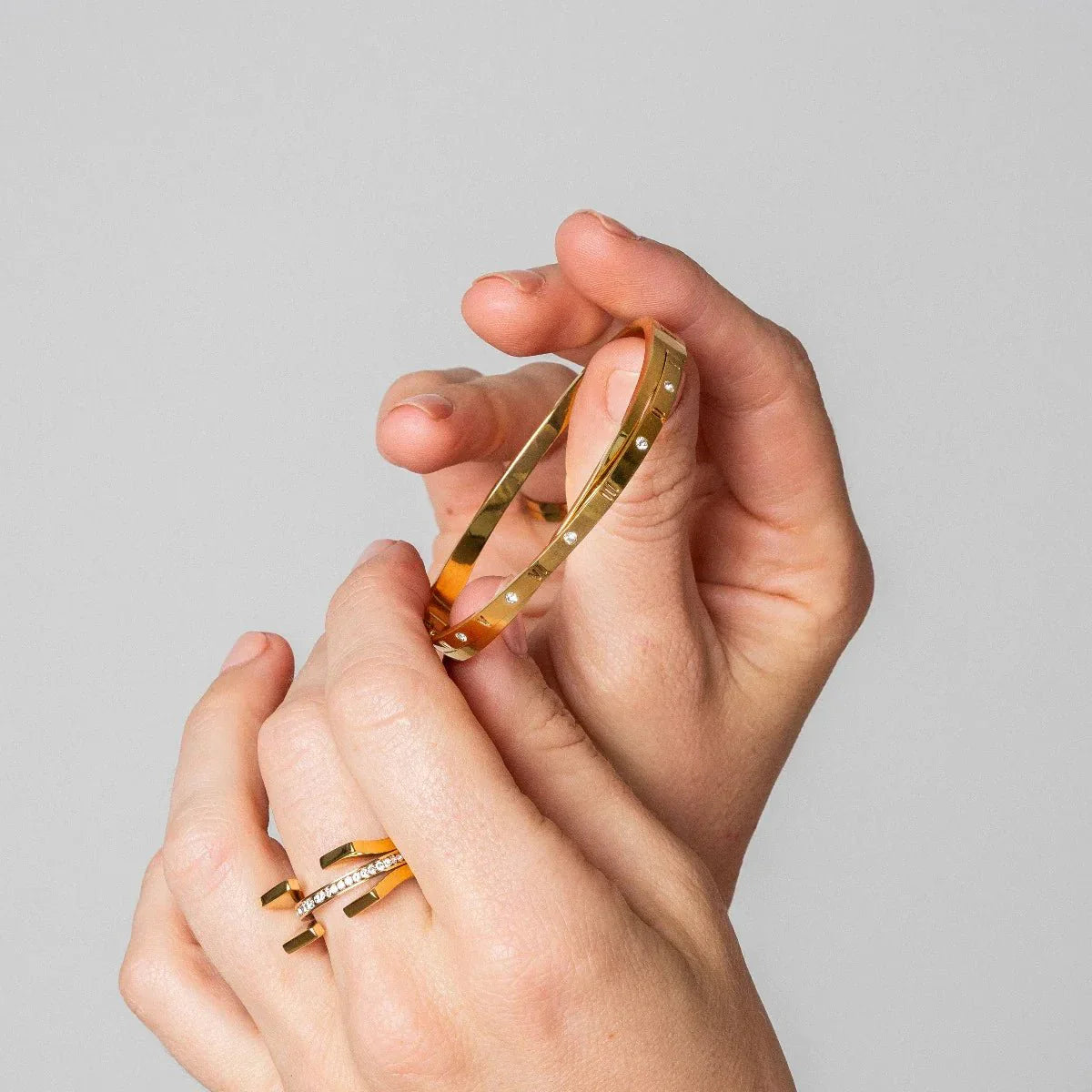 Bracelet with Intertwined Roman Numerals, 18k Gold Plated