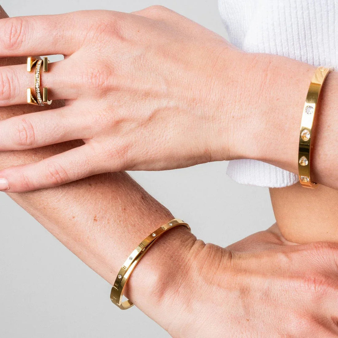 Bracelet with Intertwined Roman Numerals, 18k Gold Plated