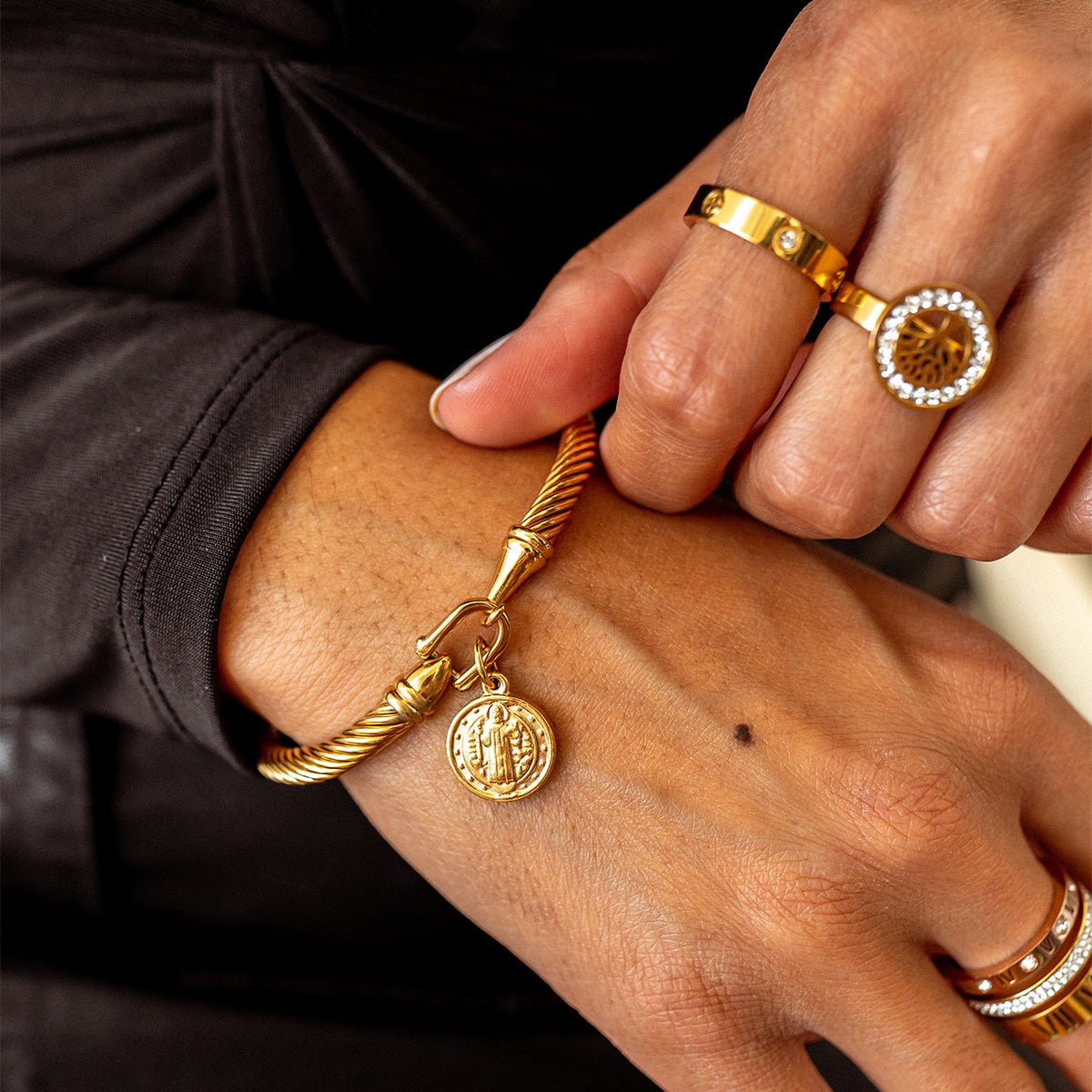 Bracelet with Saint Benedict pendant, 18K gold plated. 