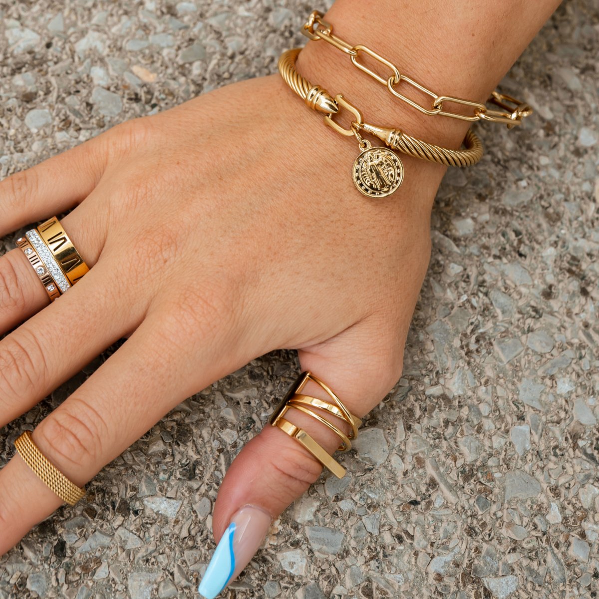 Bracelet with Saint Benedict pendant, 18K gold plated. 