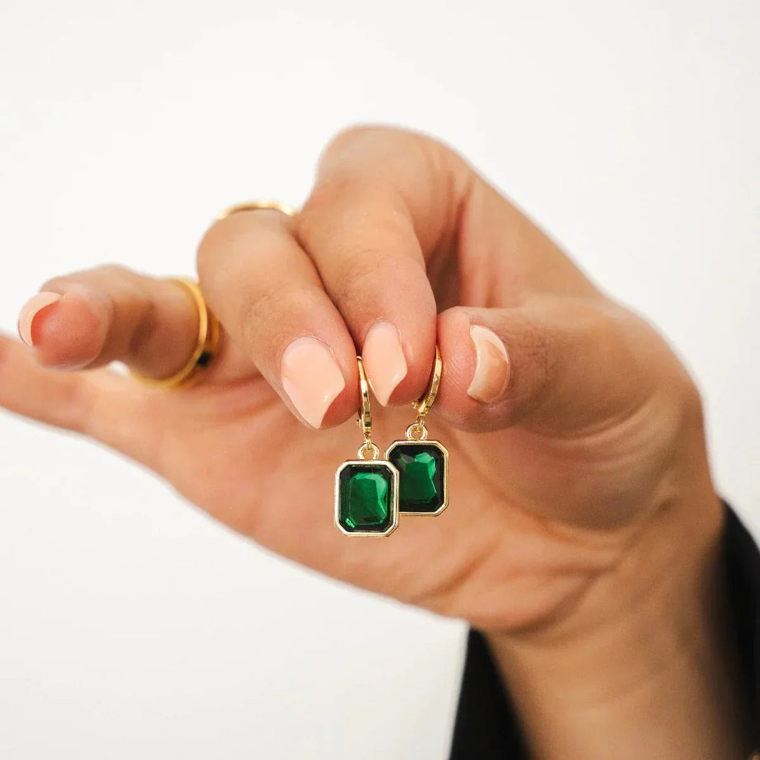 Small hoop earring with green crystal, 18k gold plated.