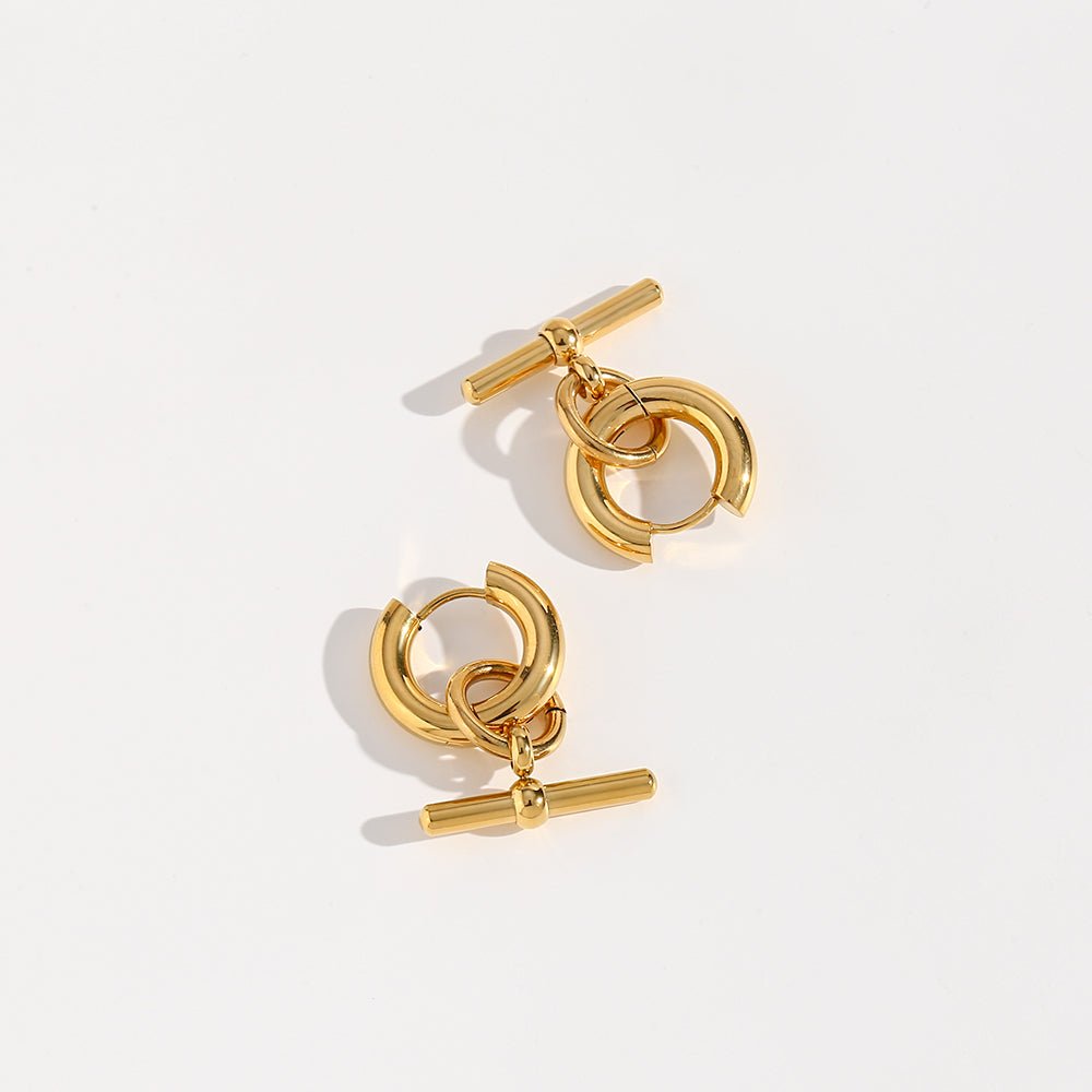 T-shaped bar earrings plated in 18k gold.