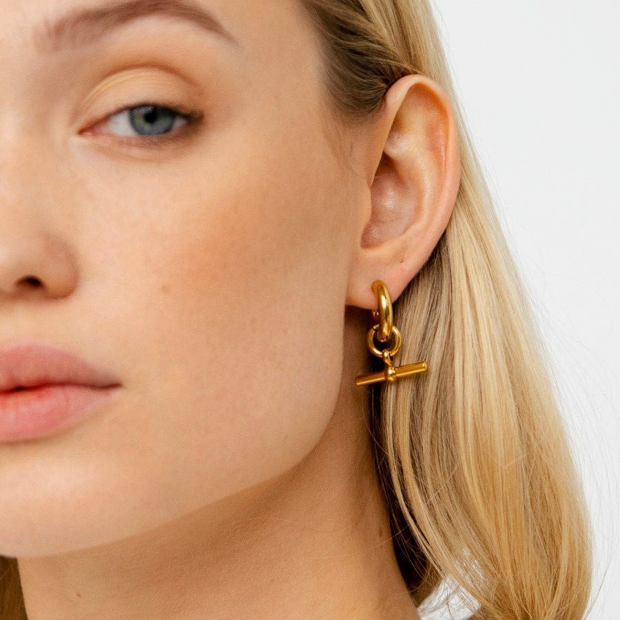 T-shaped bar earrings plated in 18k gold.