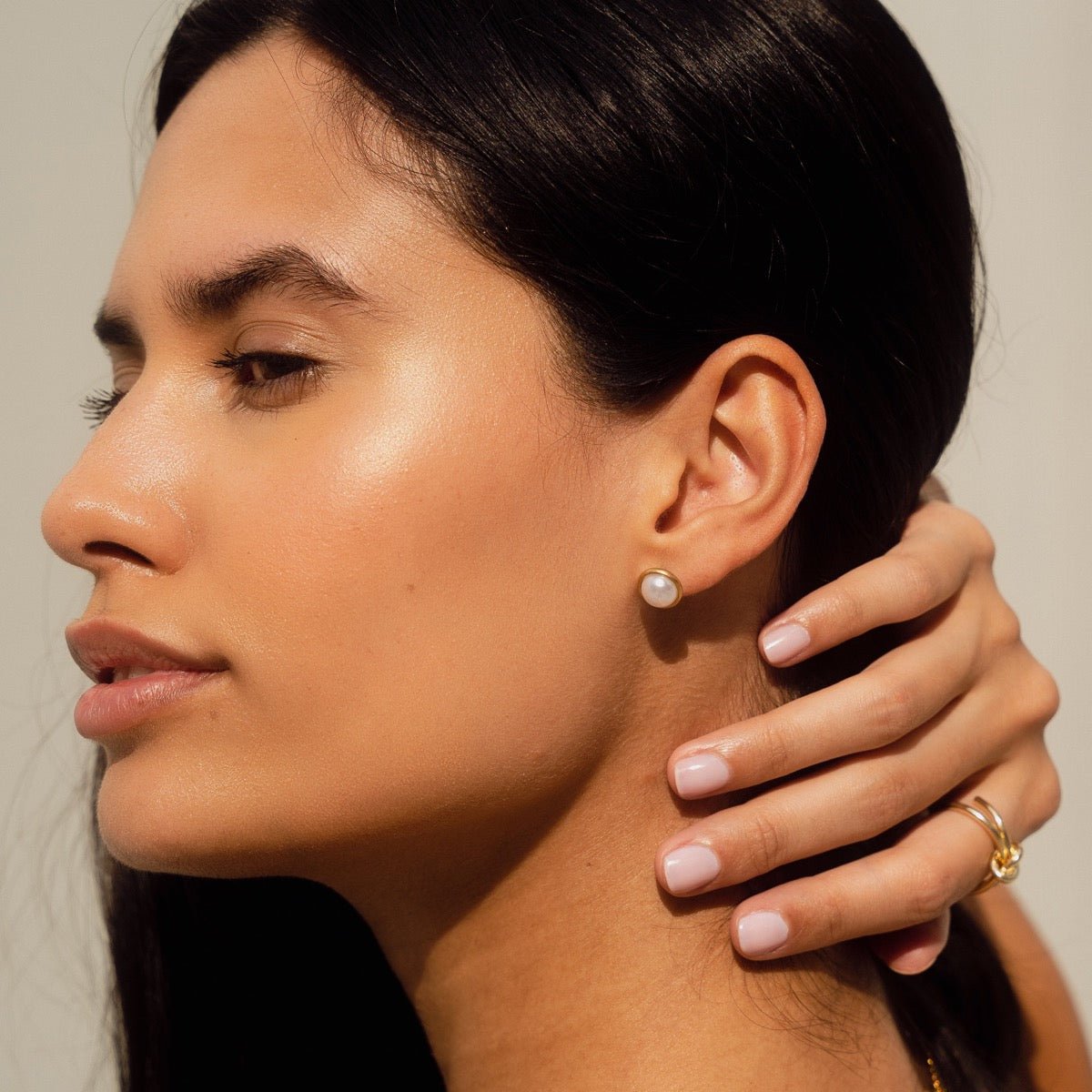 Solitaire Pearl Earrings Plated in 18K Gold