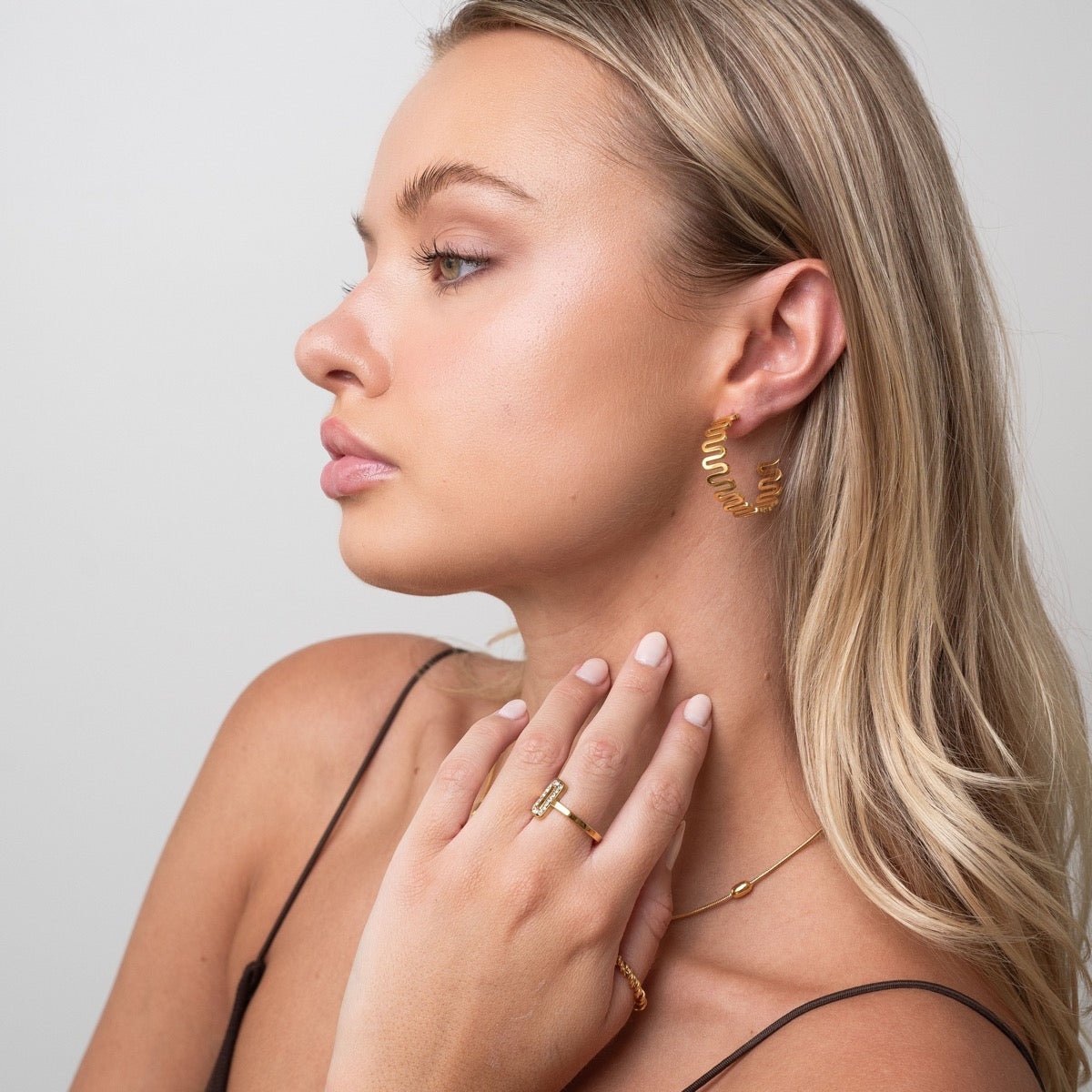 Zig Zag Earrings Plated in 18k Gold