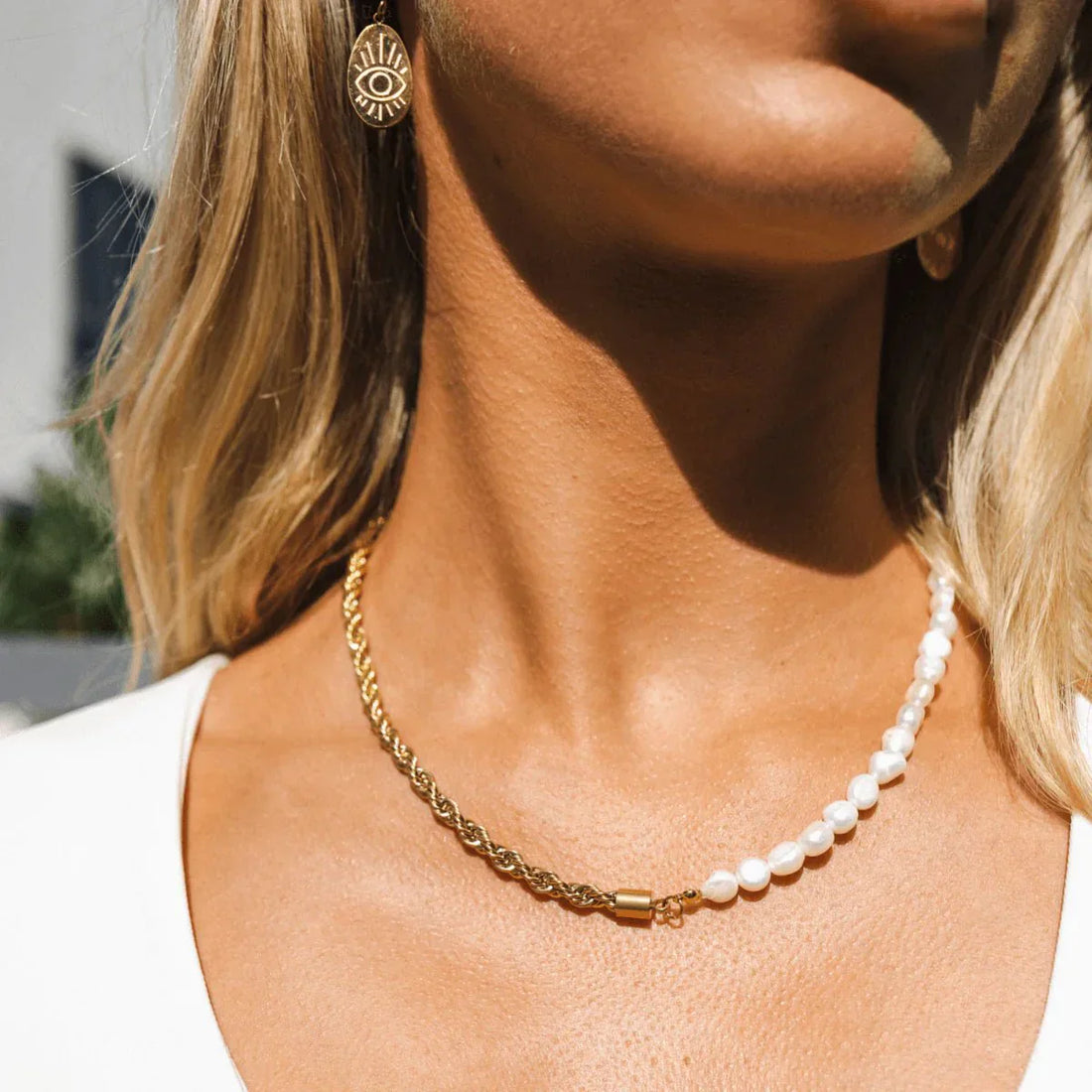 Brazilian-style necklace with pearls, 18k gold plated.