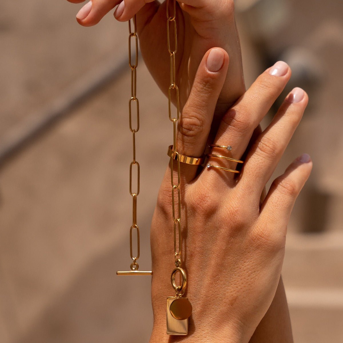 Necklace with a smooth geometric pendant, 18K gold plated. 